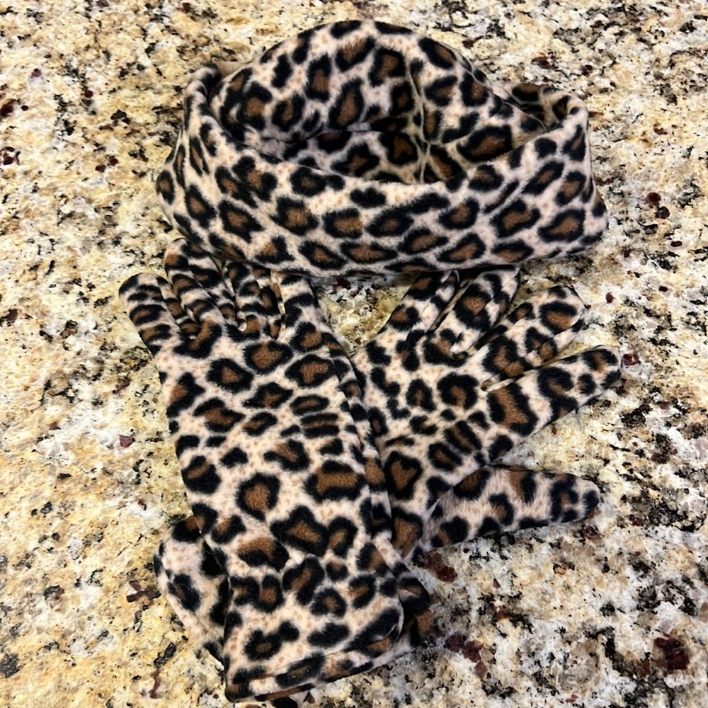 Leopard fleece hat & gloves!